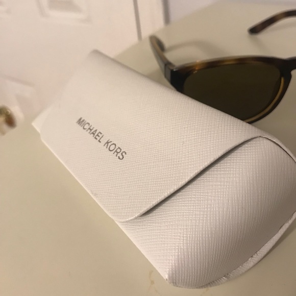 Tortoise Sunglass Hut Collection - Picture 2 of 4